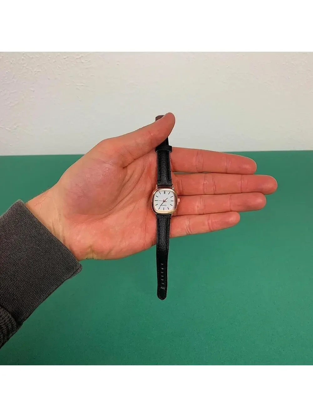 2000s 90s classy vintage style simple black watch